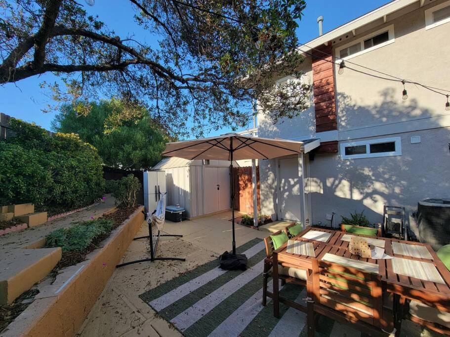 Oasis With Hot Tub, Gym, Outdoor Theater, Huge Yard Holiday home *